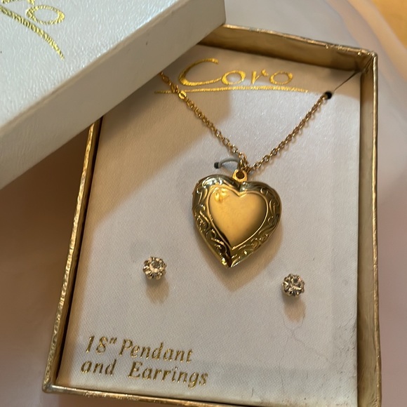 Vintage late 1960’s Coro New with box Heart Locket with pierced RS earrings - Picture 2 of 3